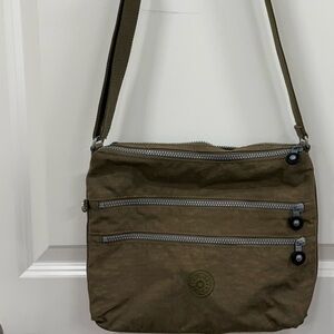 Kipling crossbody bag. Like new condition . Lots of compartments.